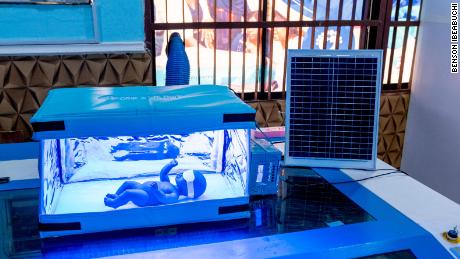 Crib A'Glow wird mit Solarenergie betrieben und lässt sich flach zusammenfalten, sodass es leicht zu bewegen ist.