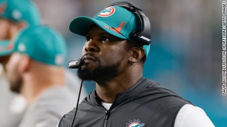 Der frühere Trainer der Miami Dolphins, Brian Flores, verklagt die NFL und drei NFL-Teams wegen angeblicher Rassendiskriminierung