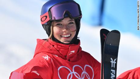 Die Chinesin Eileen Gu hat am Freitag mit ihrer dritten Freeski-Medaille Geschichte bei den Olympischen Winterspielen geschrieben.