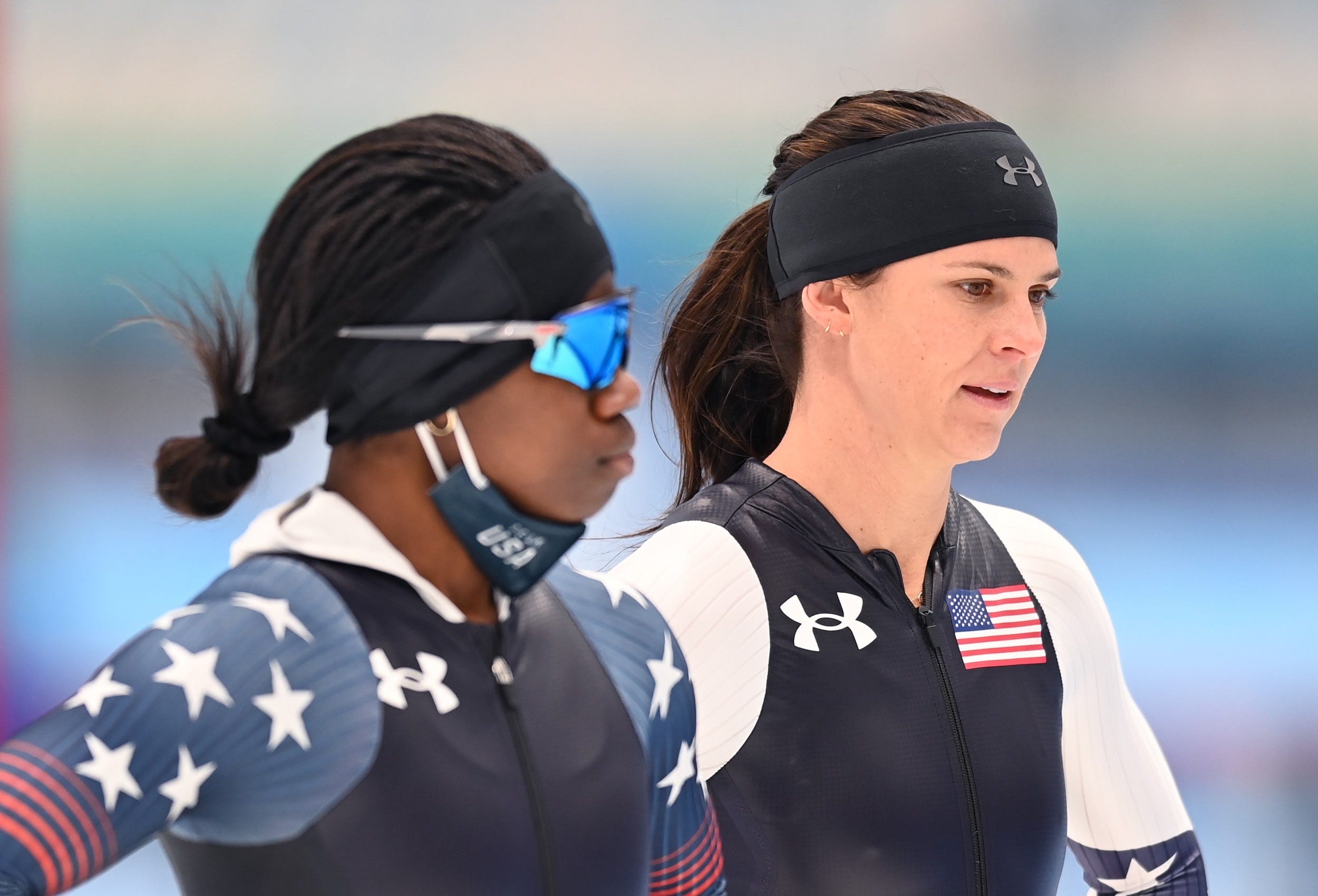 Team USA-Eisschnellläufer Erin Jackson (links) und Brittany Bowe.
