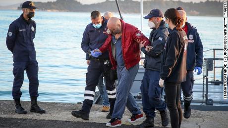 Ein geretteter Passagier kommt am Freitag im Hafen von Korfu an, nachdem Hunderte von dem Schiff evakuiert wurden.