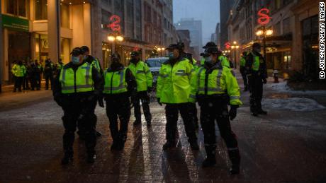 Polizeibeamte versammeln sich am 17. Februar 2022 auf einer Straße während eines Protestes gegen die Gesundheitsvorschriften einer Pandemie vor dem kanadischen Parlament in Ottawa.