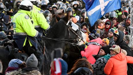 Die Polizei, die daran arbeitet, die Innenstadt von Ottawa von Demonstranten zu säubern, sagt, sie habe mehr als 100 Menschen festgenommen