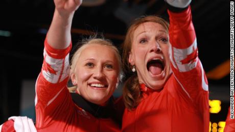 Humphries (L) feiert nach dem Gewinn des olympischen Goldes für Kanada in Vancouver 2010.