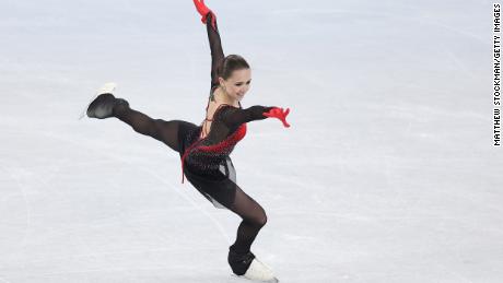 Valieva läuft während des Kür-Mannschaftswettbewerbs der Olympischen Winterspiele 2022 in Peking Schlittschuh.