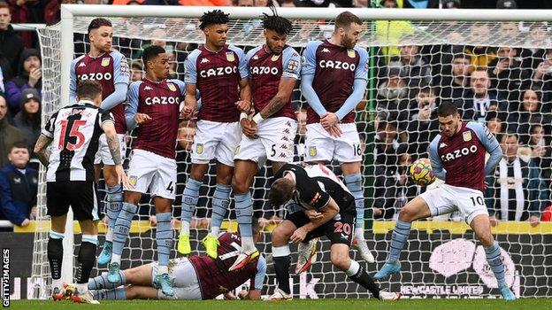 Kieran Trippier erzielt den Siegtreffer für Newcastle gegen Aston Villa