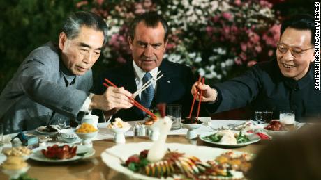 Präsident Richard Nixon mit Ministerpräsident Zhou Enlai (links) und dem Vorsitzenden der Kommunistischen Partei Shanghais, Zhang Chunqiao, bei einem Abschiedsbankett während Nixons Besuch in China im Jahr 1972.
