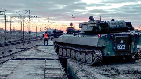 Auf diesem Foto aus einem vom russischen Verteidigungsministerium am Dienstag bereitgestellten Video werden russische gepanzerte Fahrzeuge nach dem Ende der Militärübungen auf Bahnsteige verladen. 