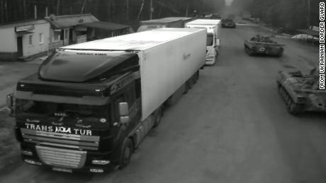 Auf einem Livestream-Video sind Militärfahrzeuge zu sehen, die an einem weißrussischen Grenzübergang in die Ukraine einfahren.