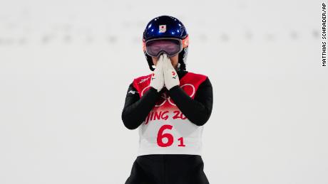 Takanashi reagiert nach ihrem Sprung während des Skisprung-Mixed-Team-Finales bei den Olympischen Winterspielen 2022.