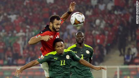 Der Ägypter Marwan Hamdi, oben, springt mit Abdou Diallo aus dem Senegal während des letzten Fußballspiels des Afrikanischen Nationen-Pokals 2022 am Sonntag, dem 6. Februar 2022, um den Ball.
