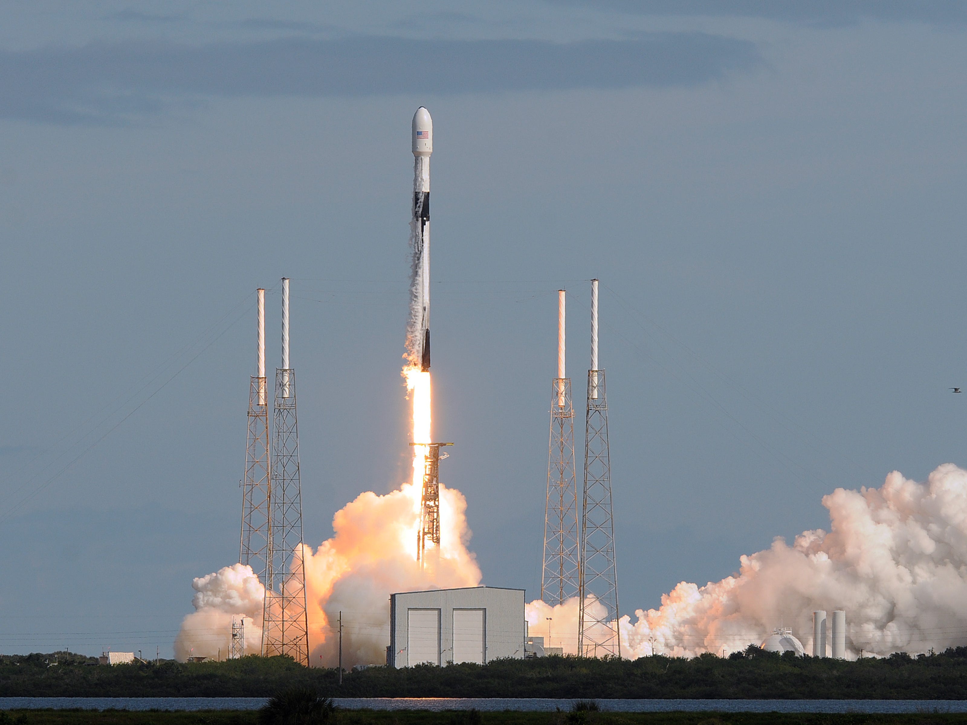 Der Start der Falcon 9-Rakete von SpaceX hebt von der Cape Canaveral Air Force Station ab