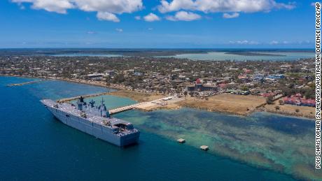 Auf diesem von der Australian Defence Force bereitgestellten Foto liegt die HMAS Adelaide am 27. Januar in Nuku'alofa, Tonga, fest, nachdem sie Katastrophenhilfe und humanitäre Hilfsgüter transportiert hat. 