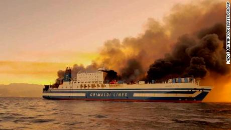 Die Fähre brannte am Freitag im Ionischen Meer nahe der griechischen Insel Korfu.