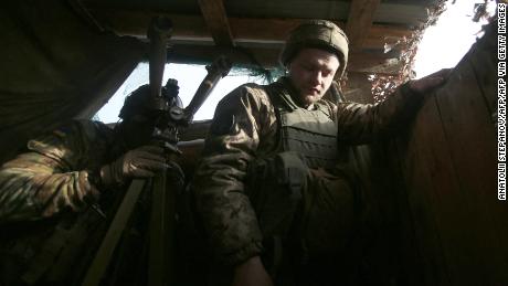 Ein ukrainischer Soldat schaut am 17. Februar 2022 durch ein Fernglas auf die Frontlinie mit von Russland unterstützten Separatisten in der Nähe von Nowugansk in der Region Donezk. 