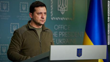 Wie der Ukrainer Volodymyr Selenskyj von einem Schauspieler, der im Fernsehen den Präsidenten spielte, zum trotzigen Kriegsführer wurde