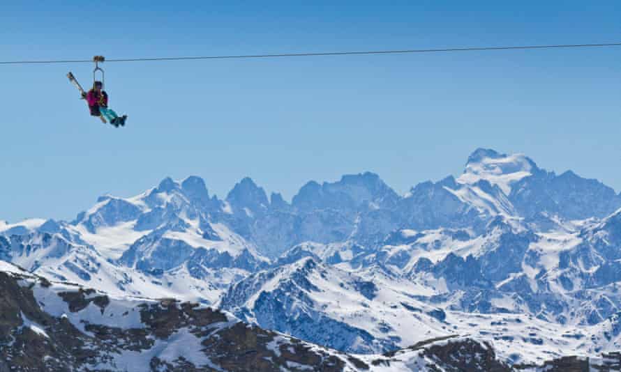 Frankreich Savoie Orelle Val Thorens Drei-Täler-Skigebiet Welthöchste Seilrutsche (1300 m lang und 250 m hoch) Abfahrt auf 3250 m Höhe Frau im Hintergrund Barre des Ecrins