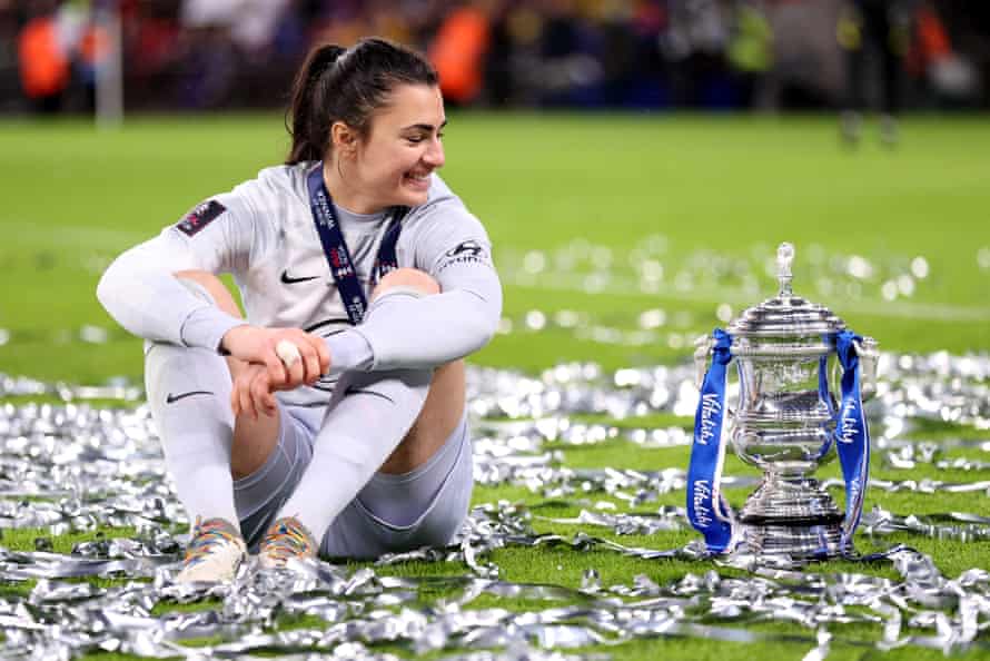 Zecira Musovic mit der FA Cup-Trophäe der Frauen nach Chelseas Sieg über Arsenal im Dezember 2021.