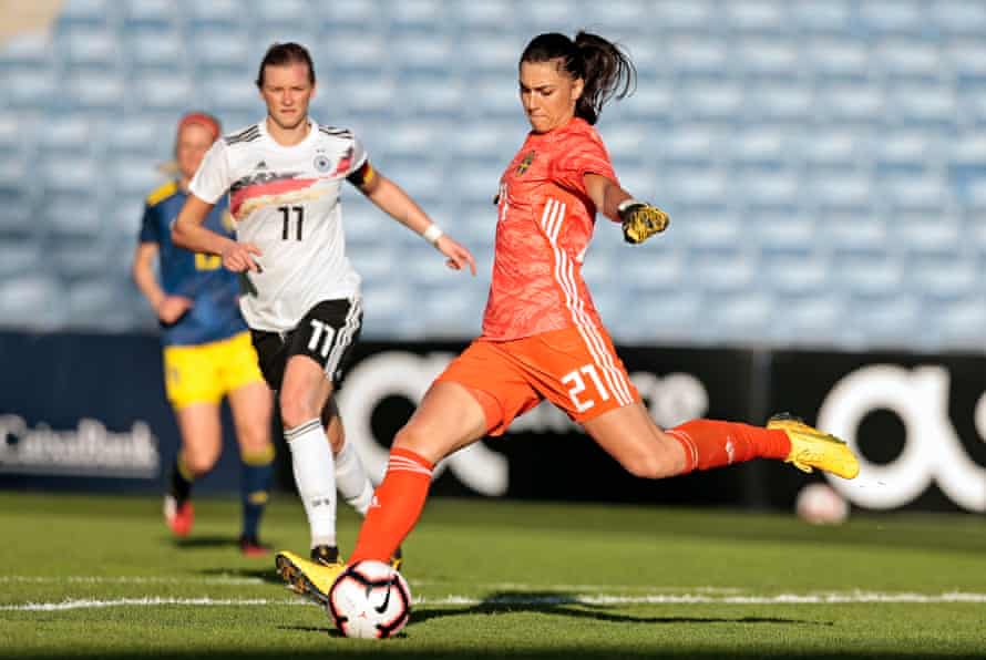Zecira Musovic klärt im März 2020 beim Algarve-Cup-Spiel gegen Deutschland den Ball für Schweden.