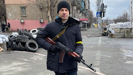Oleksiy Goncharenko – ein Mitglied des ukrainischen Parlaments – bemannt am Dienstag, den 1. März, einen Checkpoint in Kiew.
