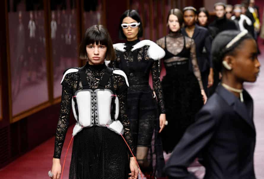 Models präsentieren Kreationen der Designerin Maria Grazia Chiuri im Rahmen ihrer Prêt-à-porter-Kollektion für Damen Herbst/Winter 2022-23 für das Modehaus Dior.
