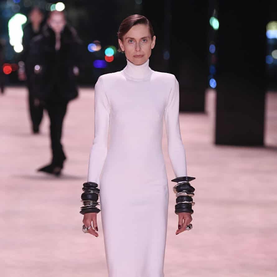 Eine Vision in Weiß von der Saint Laurent Show Runway, Autumn Winter 2022, Paris Fashion Week.