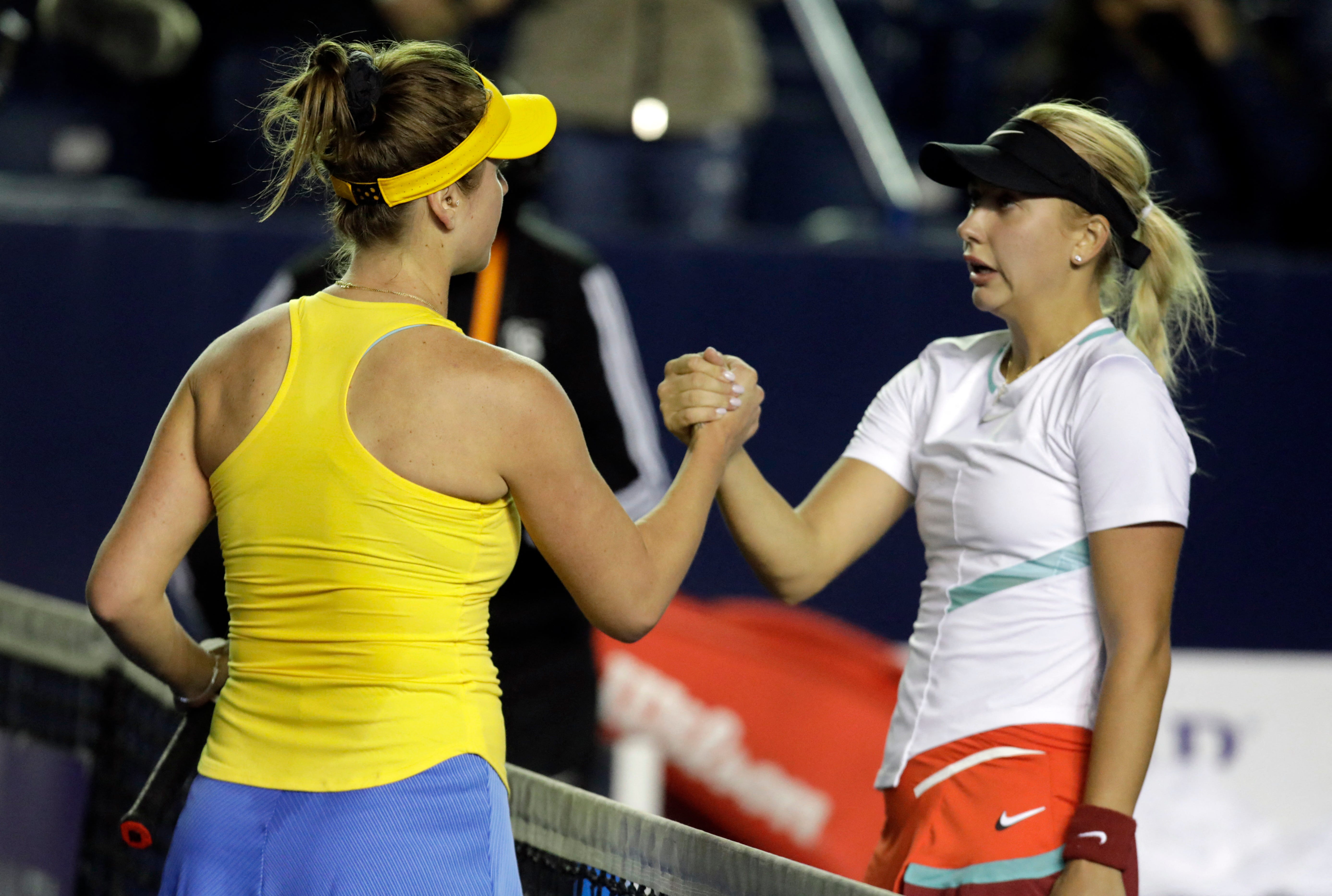 Anasatsia Potapova schüttelt nach ihrem Erstrundenspiel der Ukrainerin Elina Svitolina die Hand