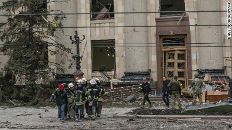 Ukrainische Rettungskräfte tragen am Dienstag die Leiche eines Opfers nach dem Beschuss des Gebäudes der Regionalen Staatsverwaltung in Charkiw.