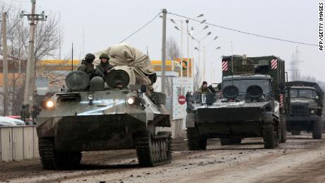 Militärfahrzeuge der russischen Armee sind am Freitag in Armyansk auf der Krim gesichtet worden. 