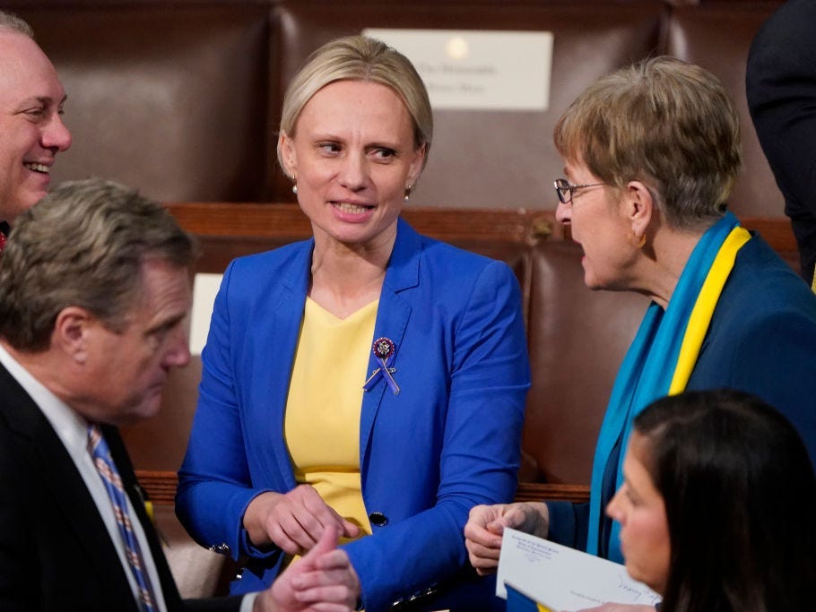 Marcy Kaptur (rechts) und Victoria Spartz (Mitte) tragen Blau und Gelb zur Erklärung der Lage der Union zur Unterstützung der Ukraine