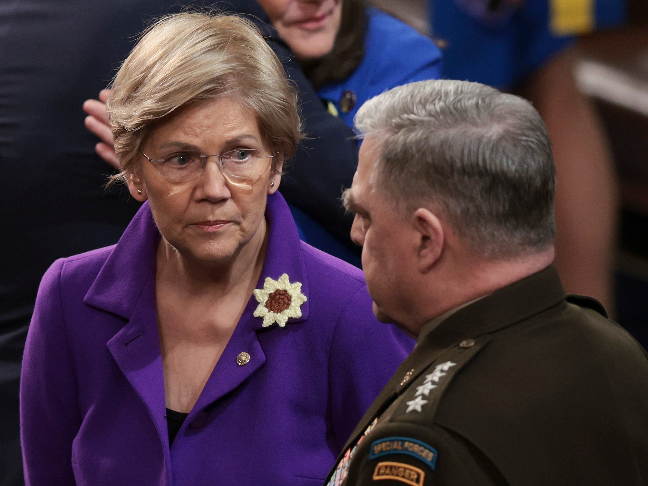 Elizabeth Warren trägt bei der Rede zur Lage der Nation einen Sonnenblumen-Anstecker für die Ukraine
