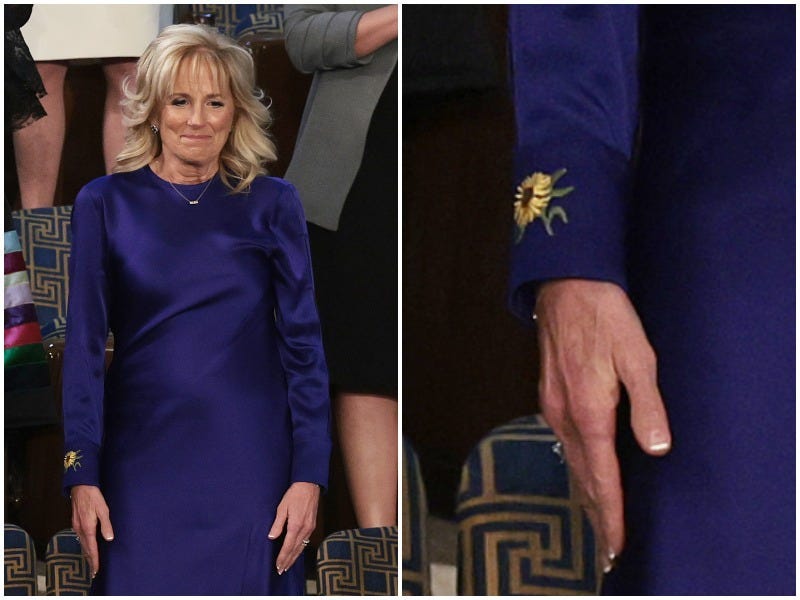 Jill Bidens indigofarbenes State of the Union-Kleid mit einer Sonnenblumenstickerei auf dem rechten Ärmel