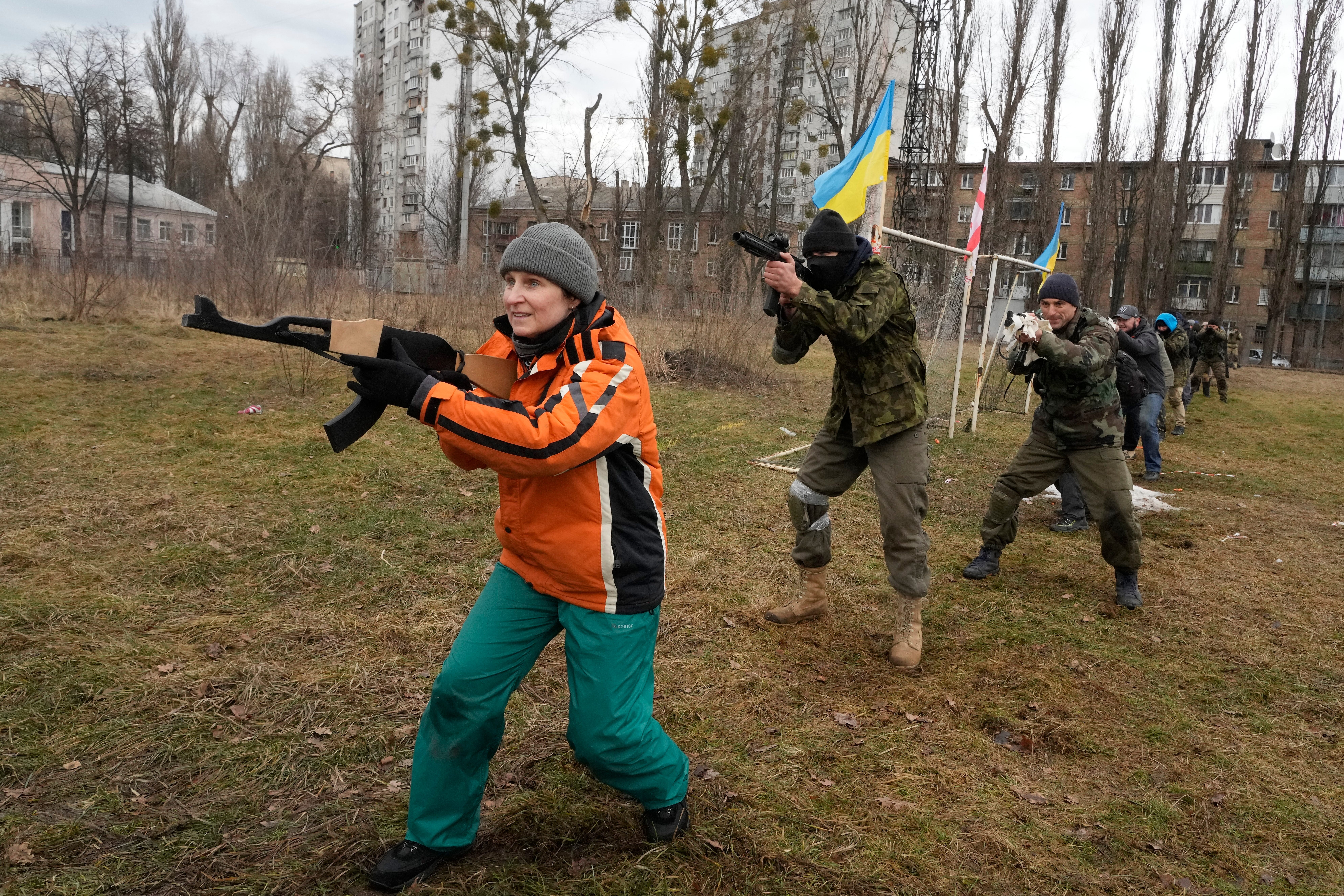 Zivilisten trainieren mit Mitgliedern der georgischen Legion, einer paramilitärischen Einheit, die hauptsächlich aus ethnischen georgischen Freiwilligen besteht, um 2014 in Kiew, Ukraine, gegen russische Streitkräfte in der Ukraine zu kämpfen, Samstag, 19. Februar 2022.