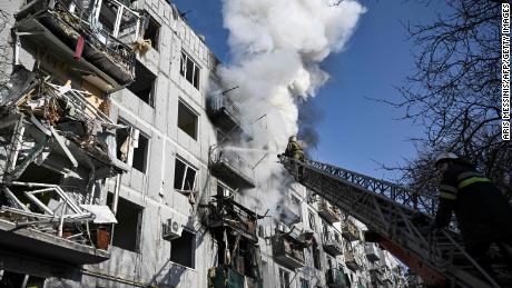 Feuerwehrleute arbeiten an einem Brand in einem Gebäude nach Bombenanschlägen auf die ostukrainische Stadt Tschuguiw am 24. Februar 2022.