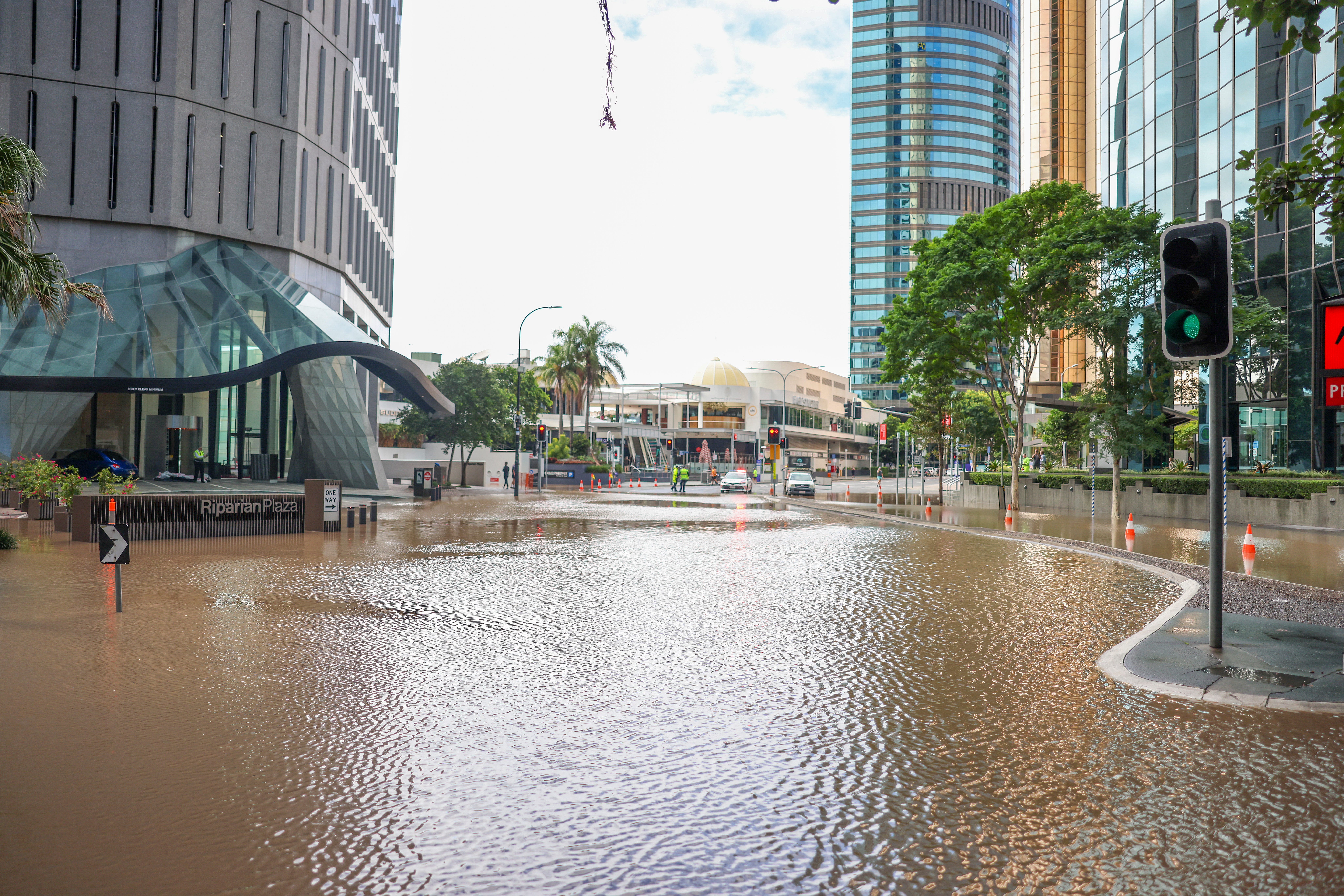 Überschwemmungen in der Creek Street im CBD von Brisbane am 28. Februar 2022 in Brisbane, Australien.