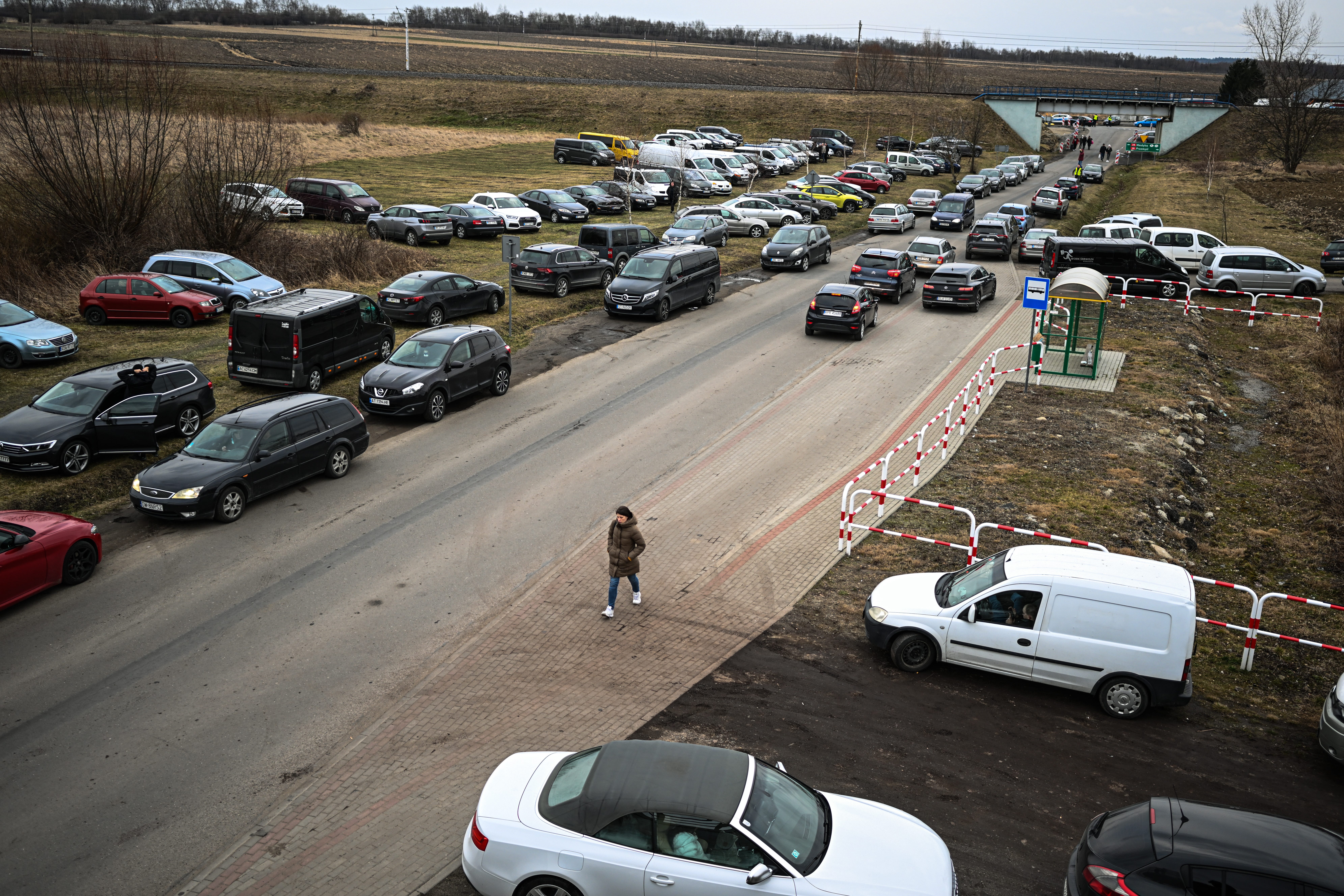 Hunderte polnische Einwohner fuhren zur ukrainisch-polnischen Grenze, um flüchtende Verwandte abzuholen, als der Krieg ausbrach.