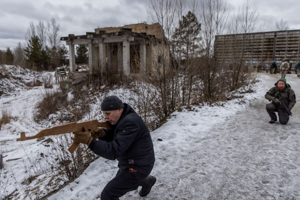 Zivilisten nehmen am 29. Januar 2022 in Kiew, Ukraine, an einer Schulungseinheit der Kiewer Territorialverteidigungseinheit teil.