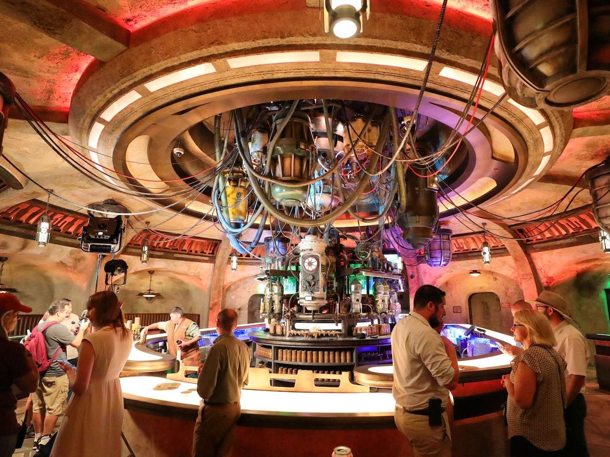 Ein Blick auf Oga's Cantina, eine Bar im Black Spire Outpost in der Attraktion Star Wars: Galaxy's Edge in den Disney's Hollywood Studios.