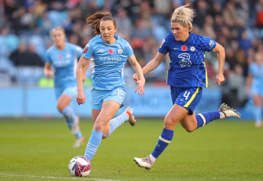 Caroline Weir versucht sich im November beim 4:0-Sieg von Chelsea von Millie Bright zu lösen.