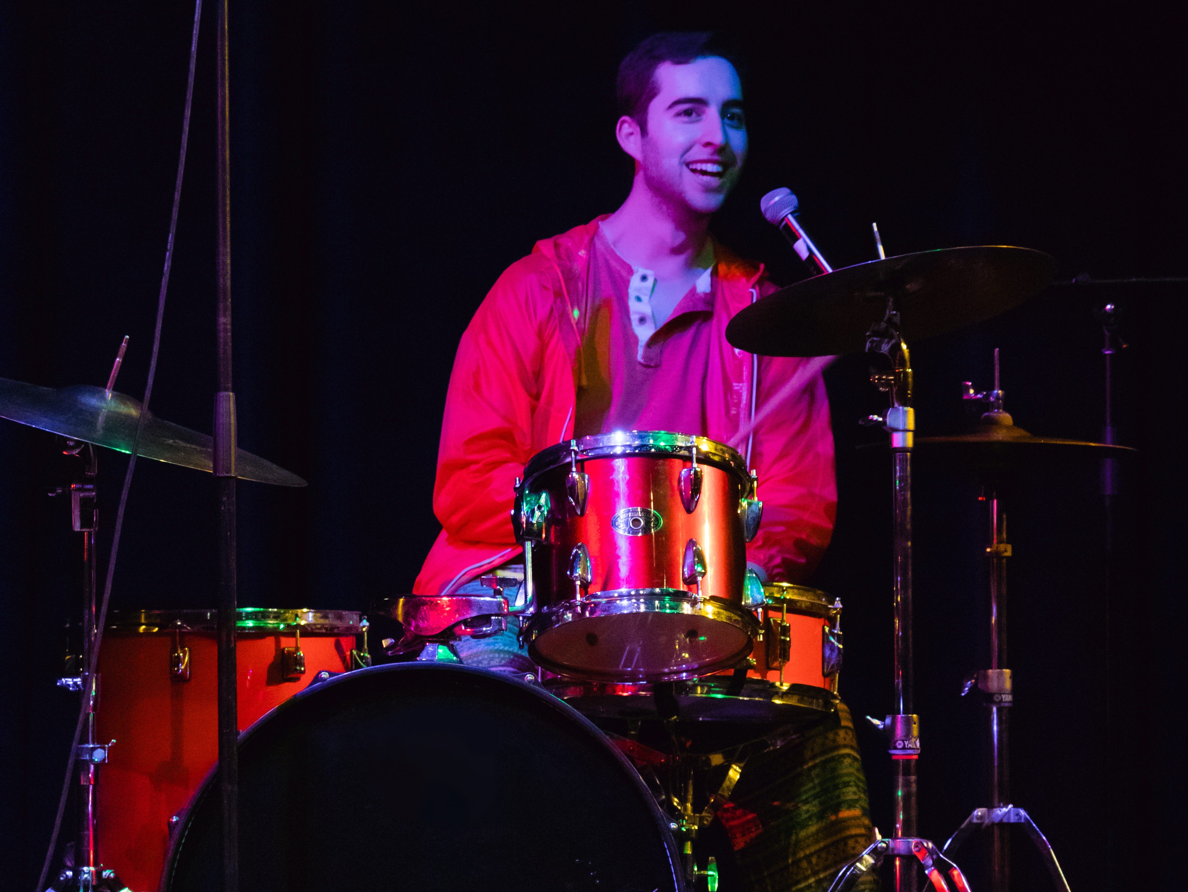 Ein Bild von Josh an seinem Schlagzeug.