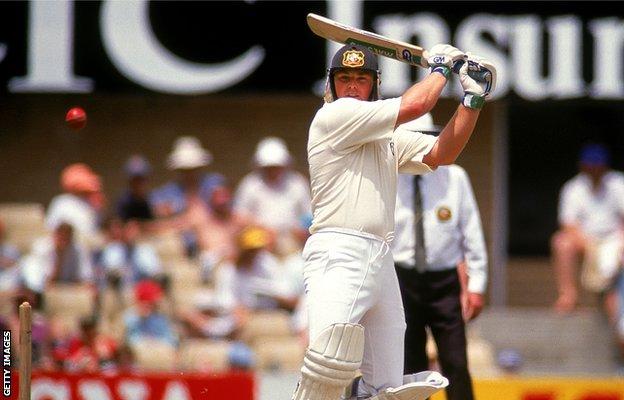Shane Warne aus Australien in Aktion während seines Testdebüts während des 3. Testspiels zwischen Australien und Indien, das am 4. Januar 1992 auf dem Sydney Cricket Ground gespielt wurde