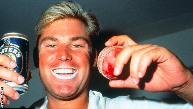 Klassischer Warnie: Shane trägt sein charakteristisches Lippenzink und feiert mit einem Bier nach einem Match in den 1990er Jahren