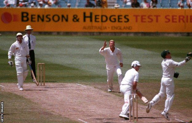 Der Australier Shane Warne feiert am 29. Dezember 1994 das zweite Wicket eines Hattricks während des Testspiels Australien gegen England