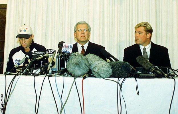 Mark Waugh, Malcolm Speed, CEO des Australian Cricket Board und Shane Warne gaben auf einer Pressekonferenz zu, vor vier Jahren vor einem eintägigen Spiel Geld von einem indischen Buchmacher angenommen zu haben