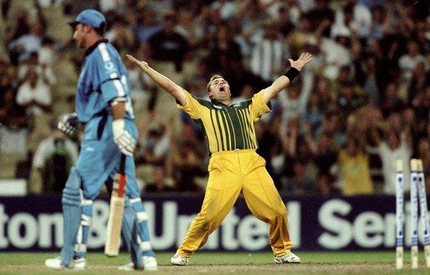 Shane Warne aus Australien feiert das Wicket von Nasser Hussain aus England im ersten Finale der Carlton and United One Day Series auf dem Sydney Cricket Ground im Jahr 1999