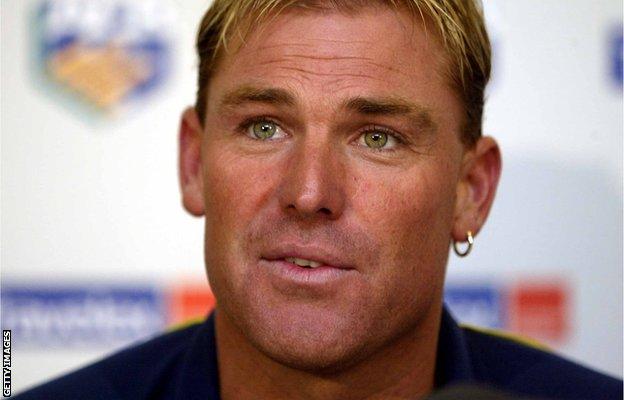 Shane Warne aus Australien während einer Pressekonferenz am 12. Februar 2003 am Flughafen Melbourne in Melbourne, Australien.  Warne wurde positiv auf eine verbotene Substanz getestet, ist nach Australien zurückgekehrt und wird nicht mehr am Cricket World Cup 2003 teilnehmen.
