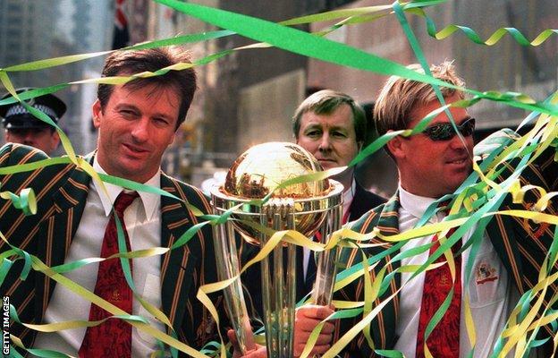 Der australische Cricket-Kapitän Steve Waugh (links) und der Bowler Shane Warne winken den Fans in Sydney während einer Konfetti-Parade zur Feier des Weltmeistertitels des australischen Cricket-Teams am 28. Juni 1999 zu