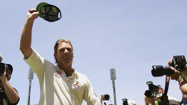 Shane Warne aus Australien winkt zum letzten Mal der Menge zu, nachdem er den letzten Test gewonnen und die Serie mit 5: 0 beendet hat, nachdem er am 5. Januar 2007 auf dem Sydney Cricket Ground den vierten Tag des fünften Ashes-Testspiels zwischen Australien und England gewonnen hatte