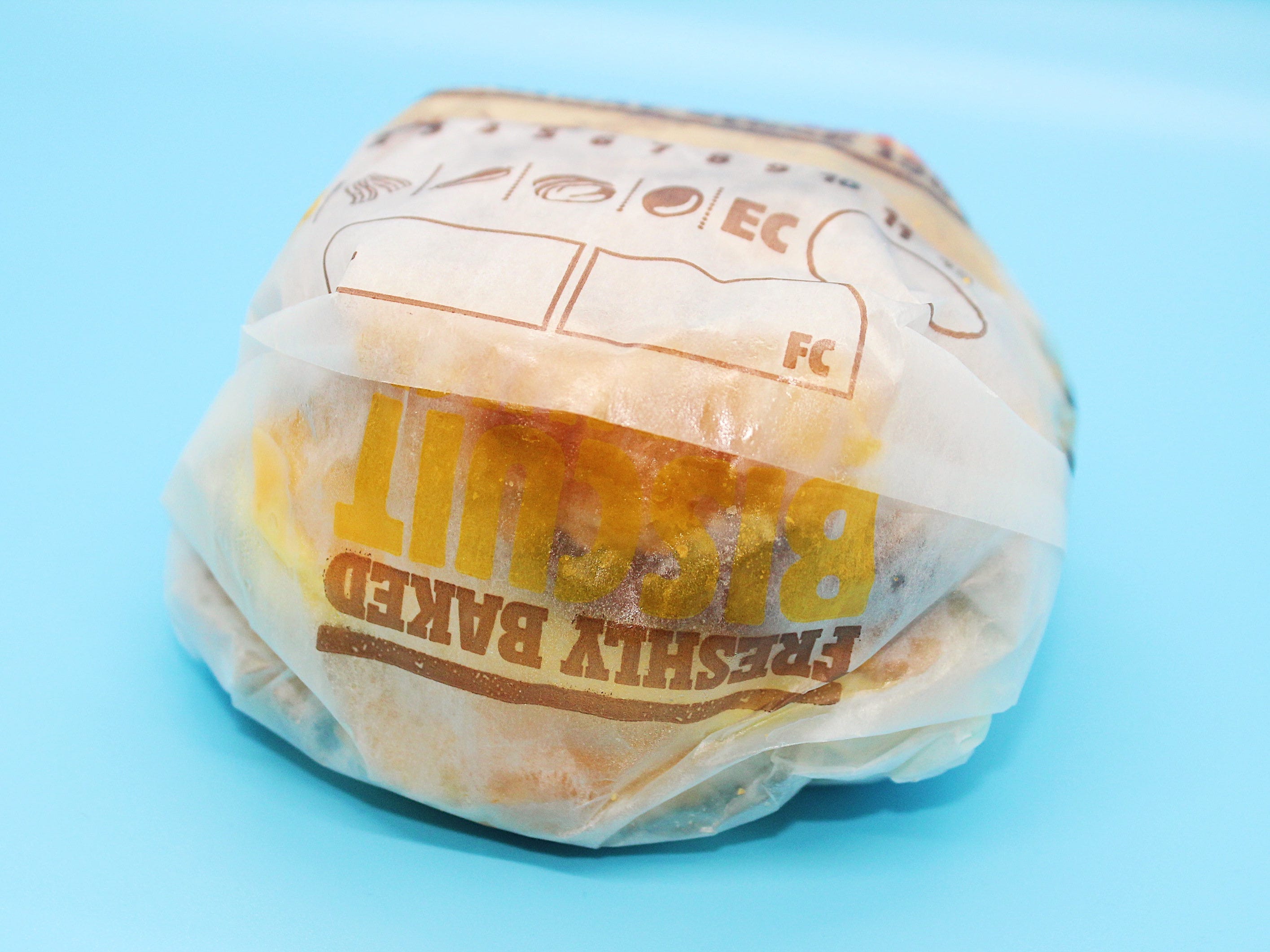 Burger King Wurst, Ei und Käse in Papierhülle