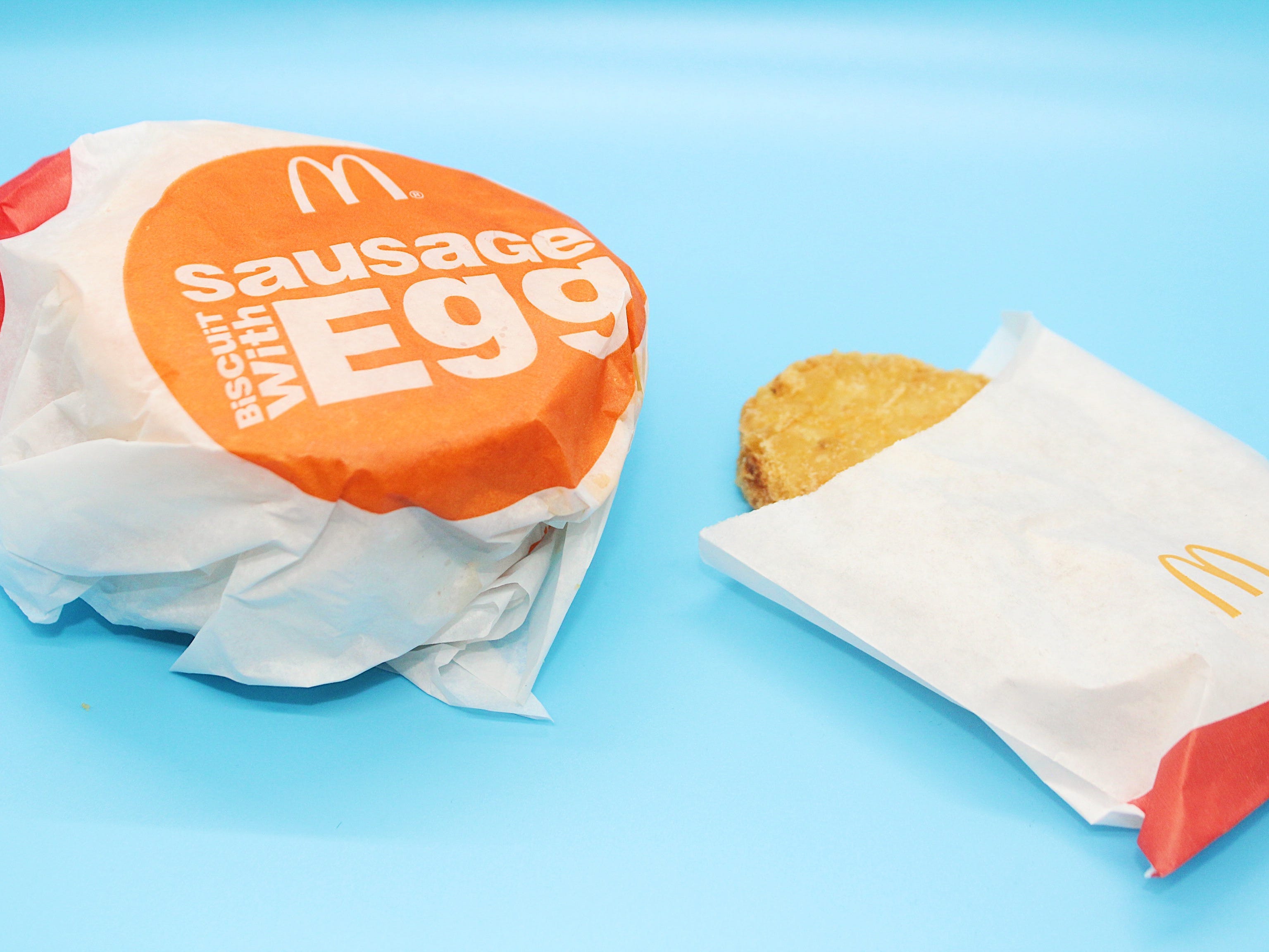 McDonalds-Frühstückssandwich und Rösti in Papierverpackung